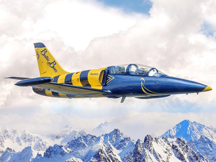Produktbild Smartbox Einzigartiger Flug im L-39 Albatros Kampfjet über die Schweizer Bergwelt (1 Pers.)