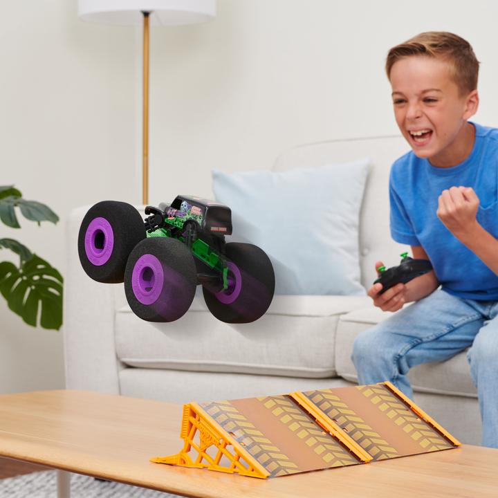Image du produit Monster Jam RC Ramp Champ - Grave Digger (6064645)