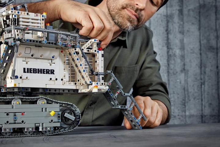 Actual product image LEGO Liebherr excavator R 9800 (42100, LEGO Technic)