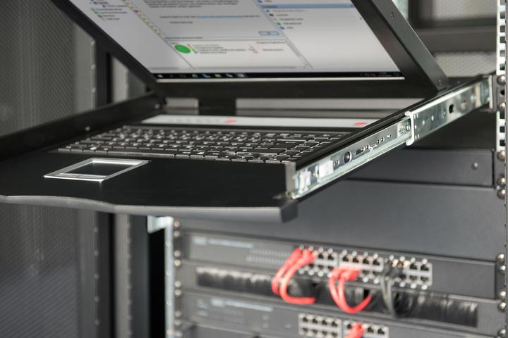 Produktbild Digitus Modulare Konsole mit 19" TFT (48,3cm), 1-Port KVM & Touchpad, US Tastatur