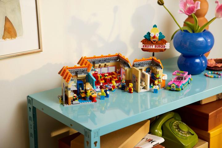 Actual product image LEGO 10352 The Simpsons: Krusty Burger (10352, LEGO Icons)