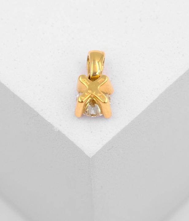 Image du produit Muau Pendentif (Or jaune, Or blanc, en or rose ou tout simplement en argent. Discret, mais qui attire le regard, l'un de nos bijoux préférés de la boutique de bijoux en ligne le pendentif 4 poignées serti de diamants 0.40ct. or jaune 750 dans la couleur or jaune. Bijoux)