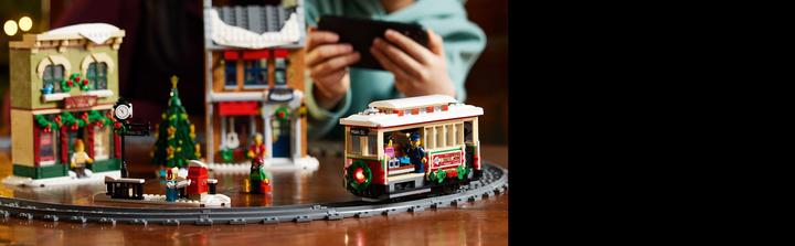 Image du produit LEGO La rue principale décorée pour Noël (10308, LEGO difficiles à trouver)