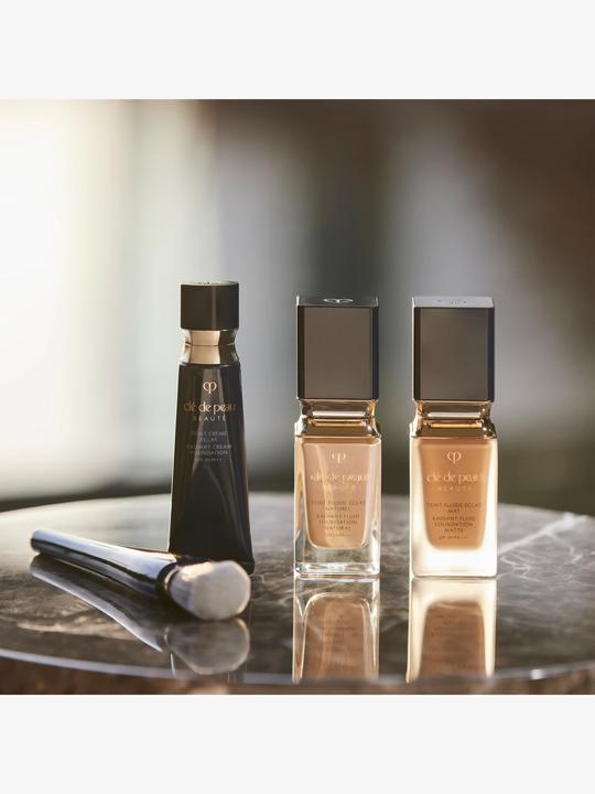 Actual product image Clé De Peau Radiant Cream Foundation O20 (O20 - Light Medium Ocher)