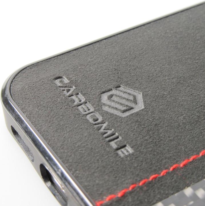 Image du produit Carbomile Coque alcantara et carbone avec surpiqûres rouges (Apple iPhone 13)
