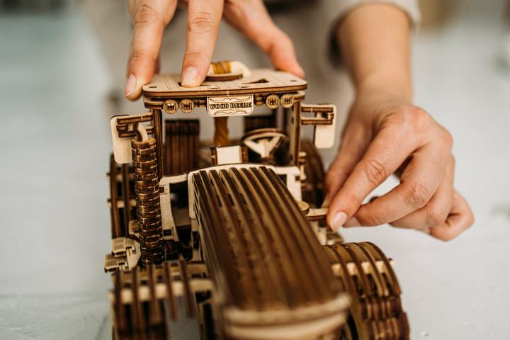 Produktbild Wood Trick Bausatz Traktor