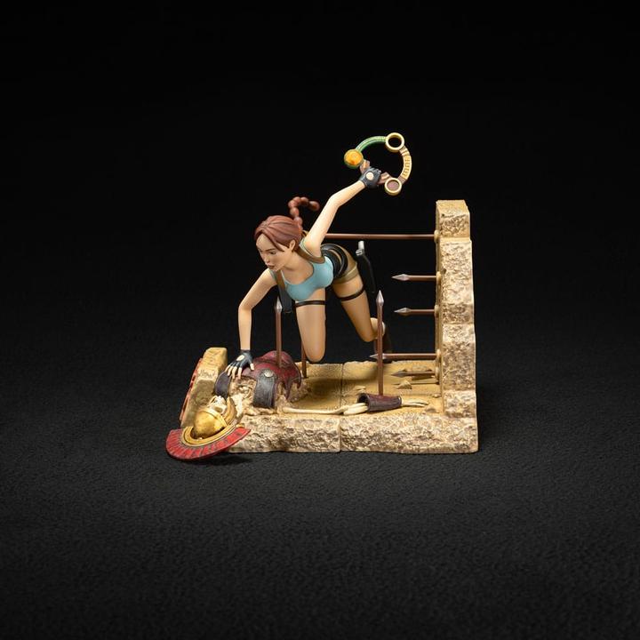 Actual product image Dark Horse Tomb Raider 1996 PVC Statue Lara Croft Classic Era 17 cm