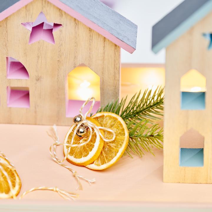 Image du produit VBS Silhouettes de maisons avec fenêtre "Noël", lot de 3, bois MDF