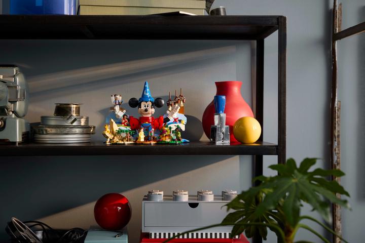 Image du produit LEGO Magie Disney (21352, LEGO Ideas, LEGO difficiles à trouver)
