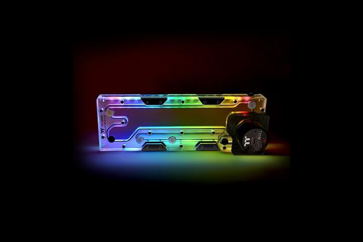 Produktbild Thermaltake Pacific DP100-D5 Plus universale 360mm Distro Plate - inkl. Pumpe, TT RGB Plus