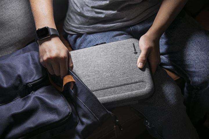 Produktbild tomtoc Smart A06 (9.7-11") Tablet Case (Microsoft Surface Go, iPad Air, iPad Pro 10.5 2017 (1. Gen), iPad Pro 11 2018 (1. Gen), iPad Pro 11 2020 (2. Gen), iPad Air 2020 (4. Gen), iPad Air 2022 (5. Gen))