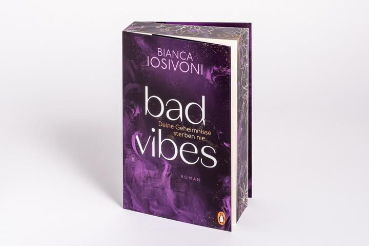 Produktbild BAD VIBES. Deine Geheimnisse sterben nie (Deutsch, Bianca Iosivoni, 2025)