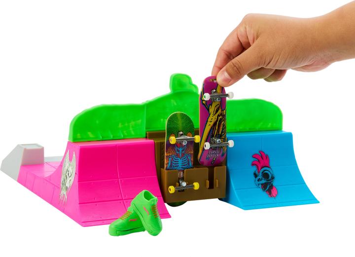 Actual product image Hot Wheels Skate Tony Hawk HQ Skatepark mit 2 exklusiven Fingerboards und 2 Paar Skateschuhen