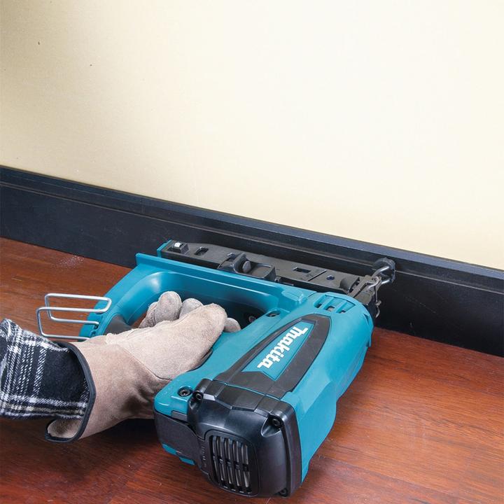 Actual product image Makita Battery gas upsetting head nailer