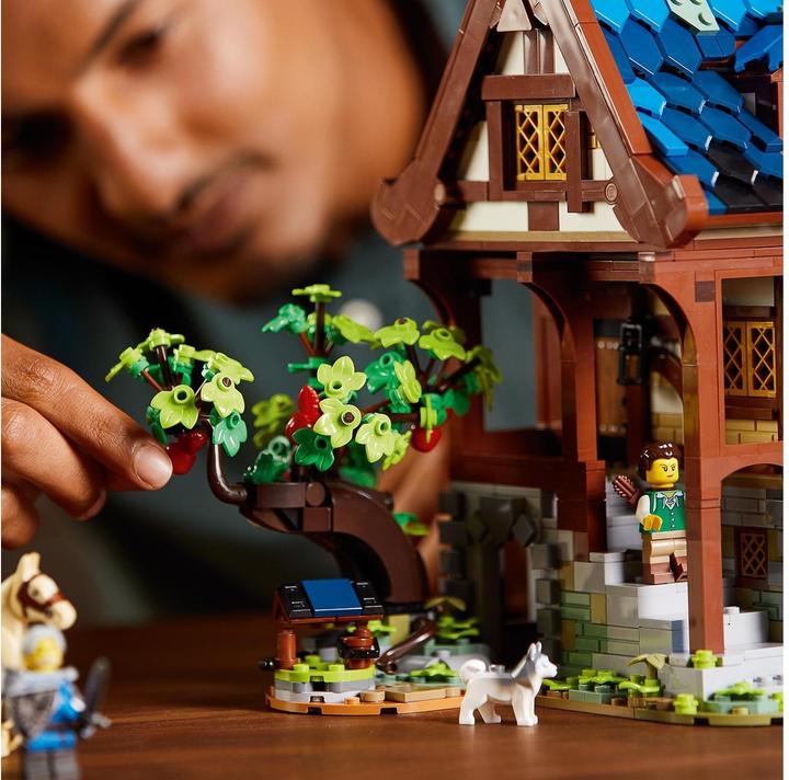 Image du produit LEGO Le forgeron médiéval (21325, LEGO Ideas, LEGO difficiles à trouver)