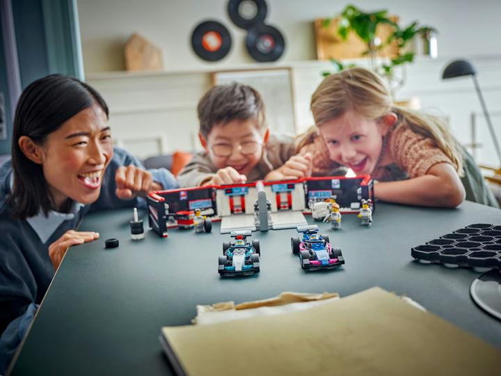 Produktbild LEGO F1 Garage mit Mercedes-AMG & Alpine Rennautos (60444, LEGO City)