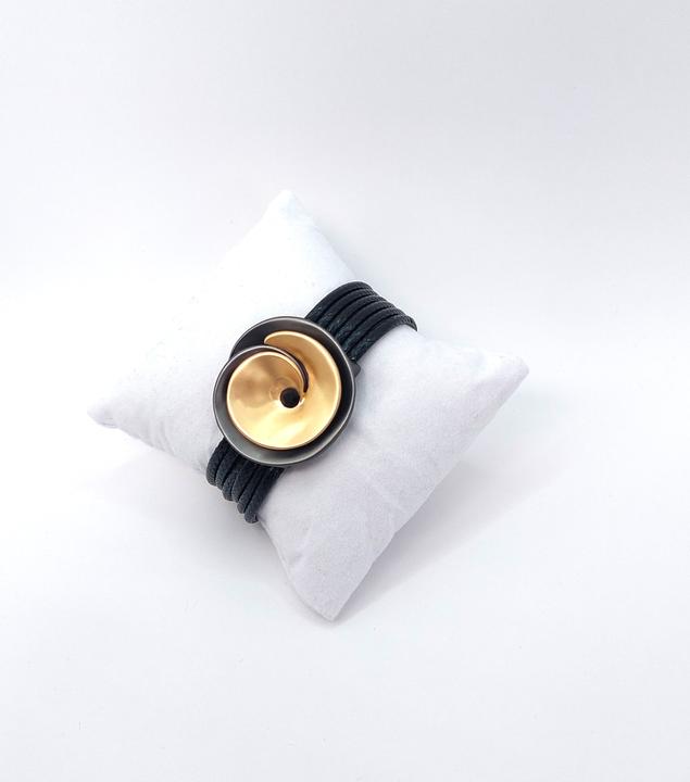 Immagine prodotto Signé Bracciale Signè nero con chiusura magnetica e fiore placcato oro n. 4 (Metallo, Ottone, Cuoio, Senza piombo, Senza cadmio, Senza nichel)