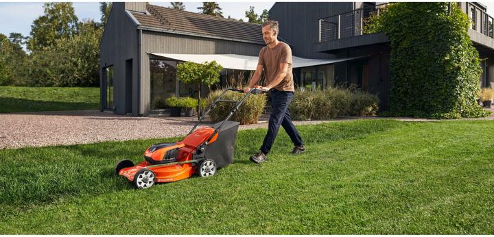 Actual product image Husqvarna LC 142iS (Rechargeable battery operated)