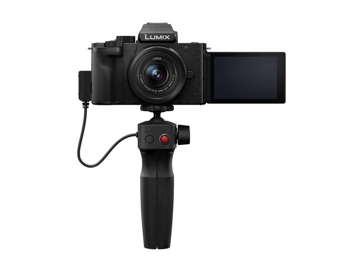 Actual product image Panasonic Lumix DC-G100D + AF 12-32mm f/3.5-5.6 asph. + tripod grip DMW-SHGR2 (12 - 32 mm, 20.30 Mpx, Micro Four Thirds)