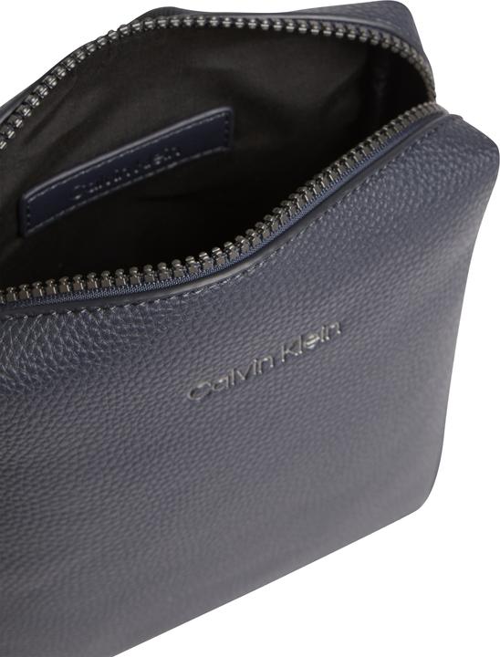 Actual product image Calvin Klein K50K508695-BA7 (51% RECYCLED POLYESTER, 49% POLYURETHANE)