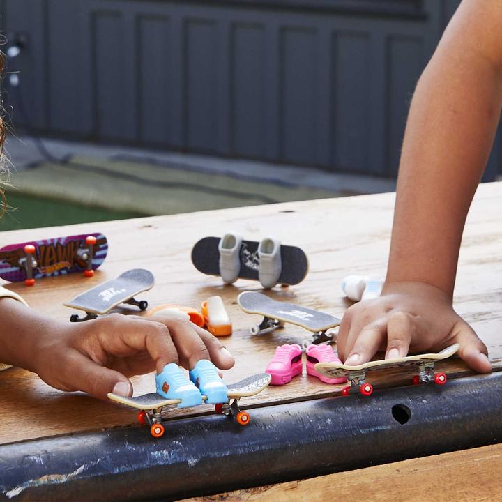 Actual product image Hot Wheels Skate Fingerboard + Shoe Asst