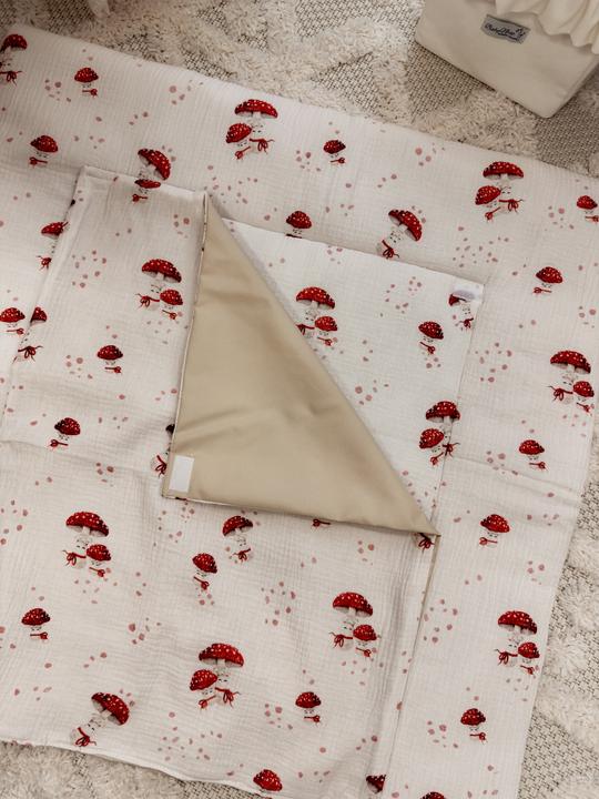 Produktbild Baby-Nest Wickelauflage Velvet Inklusive Abnehmbare Wasserdichte Unterlage | Happy Mushrooms (80 x 75 cm)