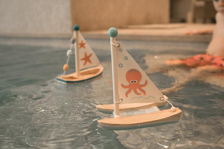 Image du produit Activity Board Giftware Little Wooden Catamaran Sailing Boat, temps de bain jouer bateau flottant, baignoire et