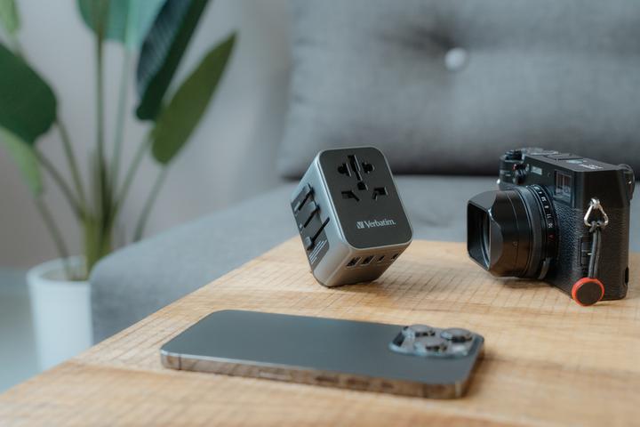 Productafbeelding Verbatim Universele Reisadapter met 1 x USB-C PD 30W & QC 3.0 / 2 x USB-C / 2 x USB-A