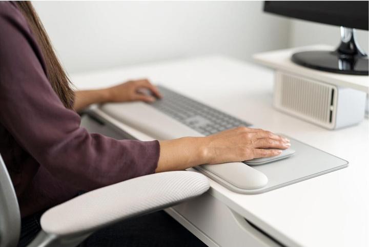 Actual product image Kensington K50437EU ErgoSoft mousepad with wrist rest for standard mousepilkas (M)