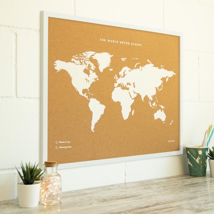 Produktbild Miss wood Woody Map Weltkarte Fluor Edition - L - weisser Rahmen (Pinnwand, Weltkarte, 60 x 45 cm)