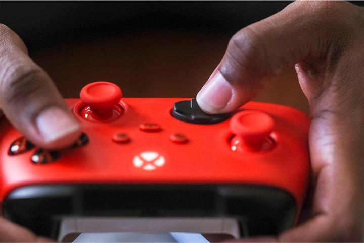 Produktbild Microsoft Xbox Wireless Controller - Pulse Red (Xbox Series S, Xbox One S, PC, Xbox One X, Xbox Series X)