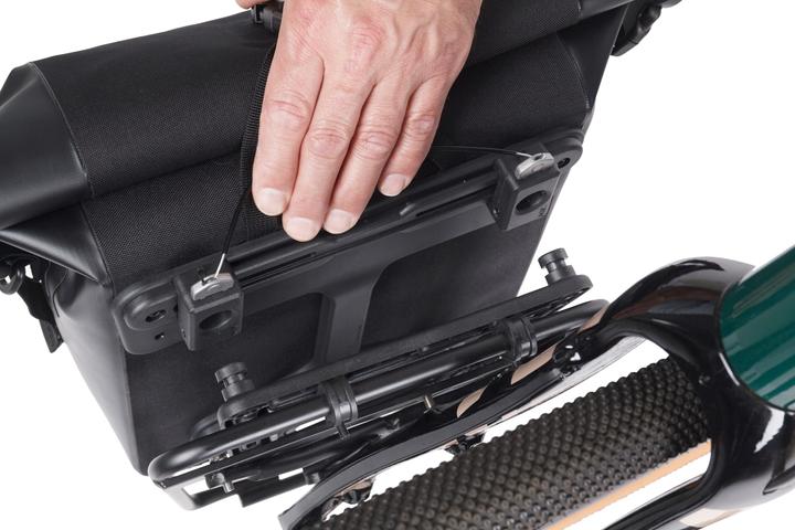 Actual product image Basil Navigator Waterproof M, single bag, 14L, black (14 l, Luggage carrier bag)