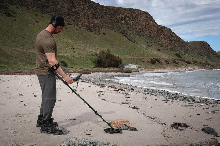 Actual product image Minelab EQUINOX 900 Metaaldetector specialist.