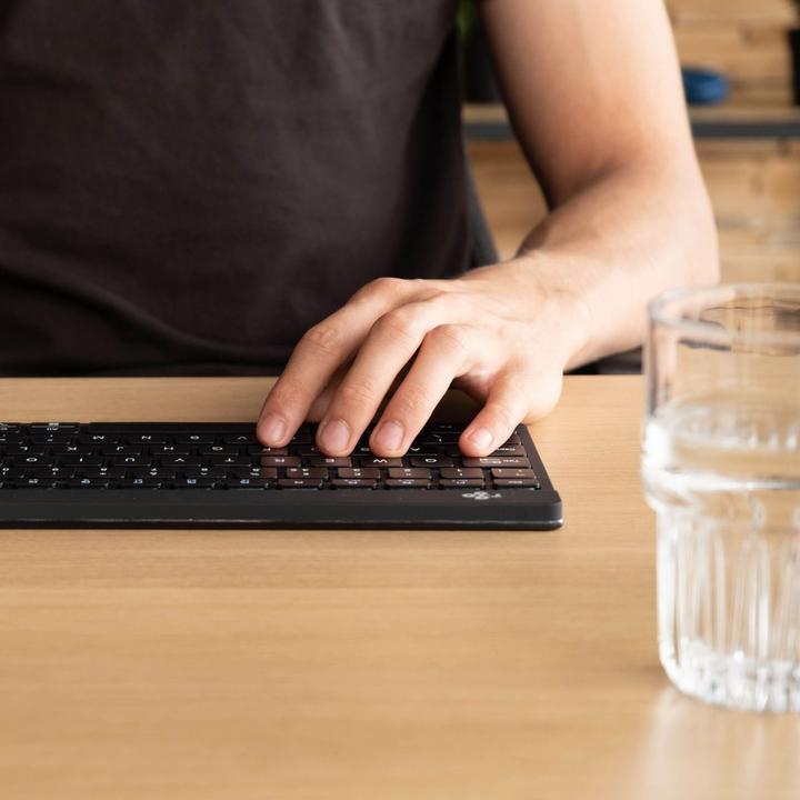 Actual product image R-Go Tools R-Go Compact Break ergonomic keyboard, QWERTZ (DE), bluetooth, black (DE, Wireless)