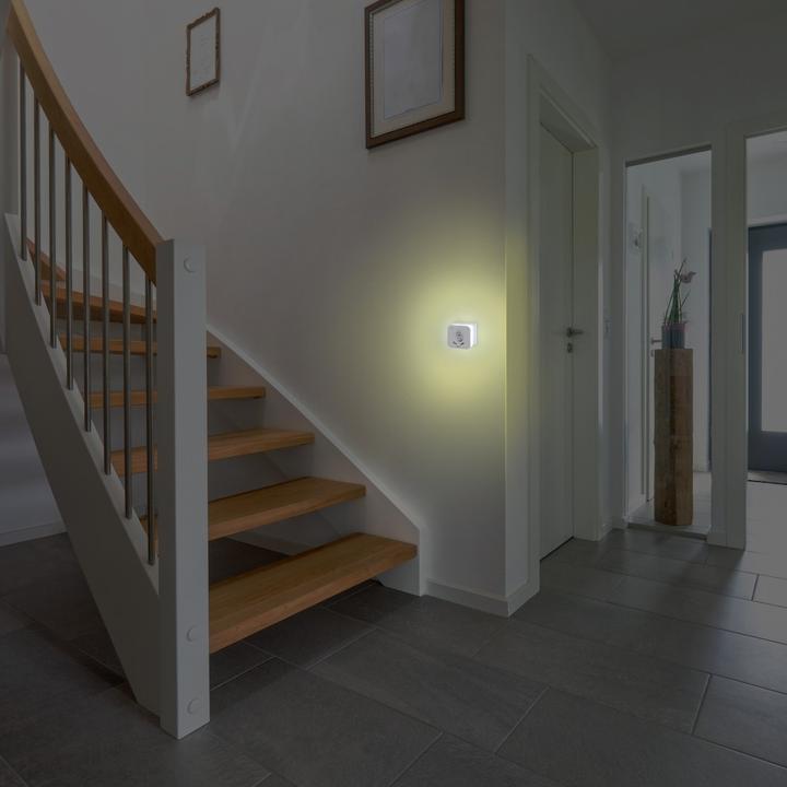 Produktbild Hama LED-Nachtlicht mit Steckdose, 2 USB-Ausgänge, Bewegungsmelder, Lichtsensor
