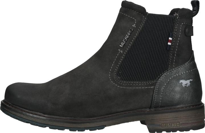 Actual product image Mustang Masculine yet timeless, the manufacturer presents this ankle boot for colder days i (42)
