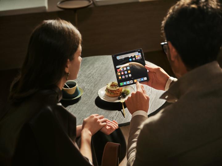 Immagine prodotto Huawei Mate X6 (512 GB, Nebulosa Rosso, 7.93", Doppia SIM, 50 Mpx, 5G)