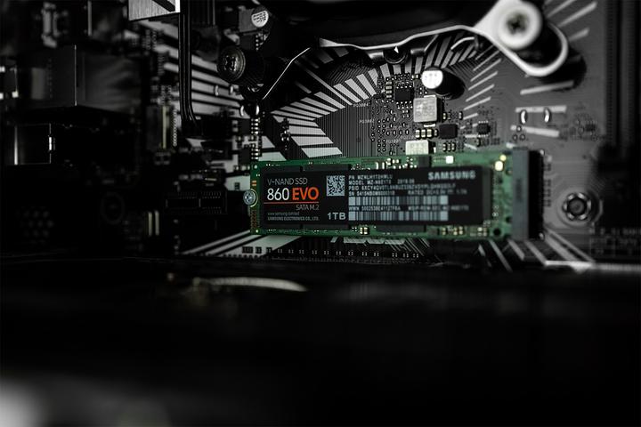 Produktbild Mifcom Savage (Intel Core i7-9700K, 16 GB, 500 GB, GeForce RTX 2070 Super)