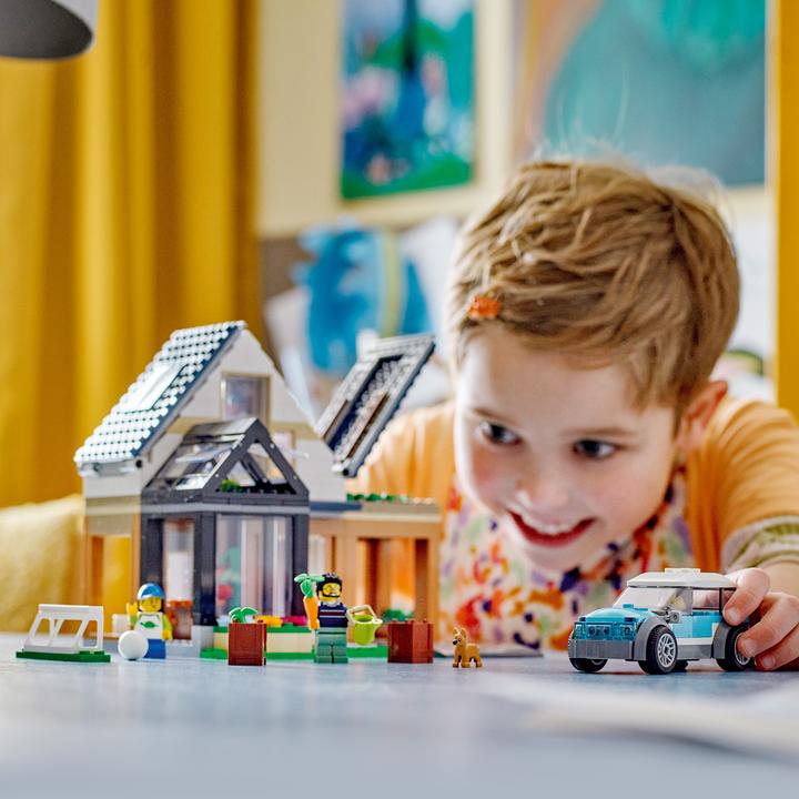 Produktbild LEGO Familienhaus mit Elektroauto (60398, LEGO City)