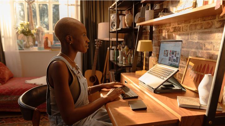 Produktbild Logitech Casa Pop-Up Desk (CH, Kabellos)