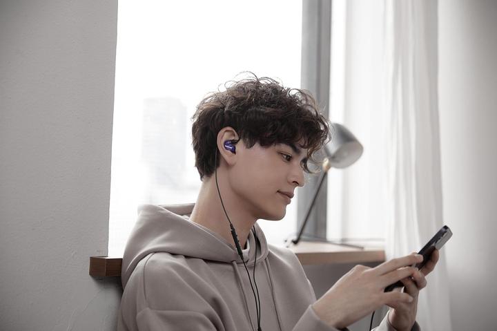 Actual product image Shure SE215 Special Edition Uni In-Ear Headphones - Purple (No noise cancelling, Cable)