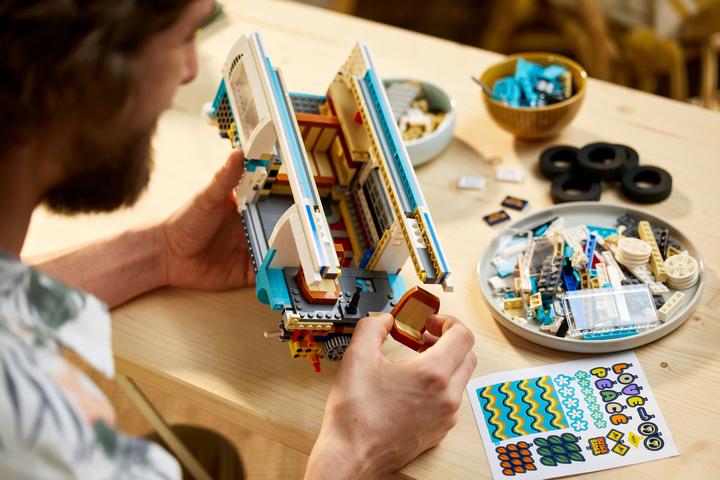 Immagine prodotto LEGO Volkswagen T2 Camping Bus (10279, LEGO Creator Expert, Set LEGO rari)