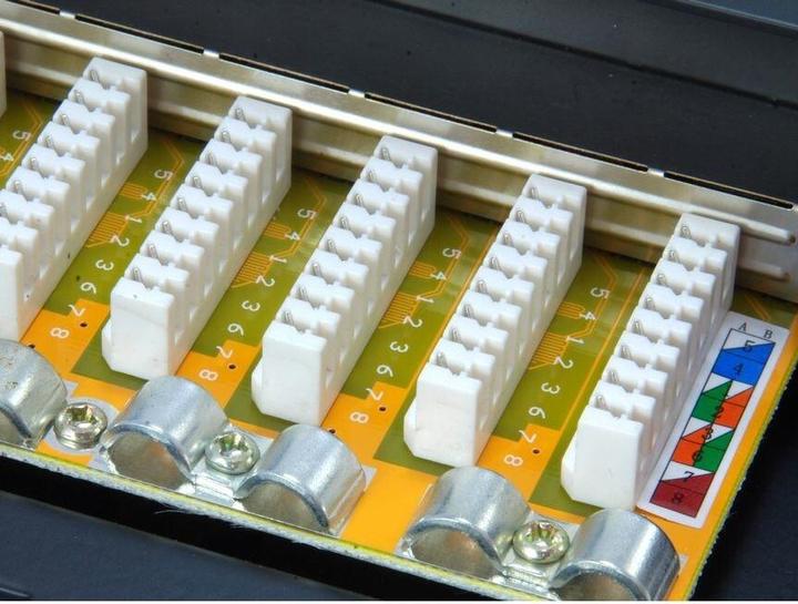 Image du produit equip Panneau de brassage 16x RJ45 Cat6 19" 1UH noir