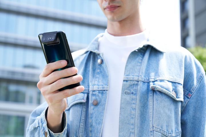 Actual product image ASUS Zenfone 7 Pro (256 GB, Aurora Black, 6.67", Dual SIM, 64 Mpx, 5G)