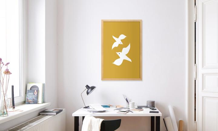 Produktbild Juniqe Birds in Mustard (60 x 90 cm)