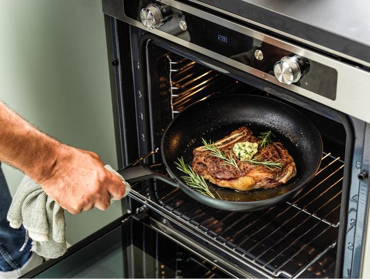 Actual product image KitchenAid Classic Forged (30 cm, Frying pan, Aluminium)