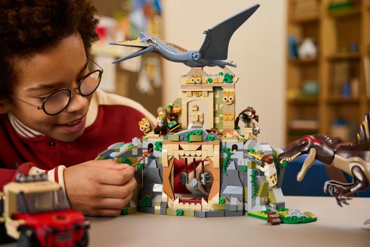 Actual product image LEGO Spinosaurier & Quetzalcoatlus: Hubschrauber-Einsatz (76976, LEGO DC)