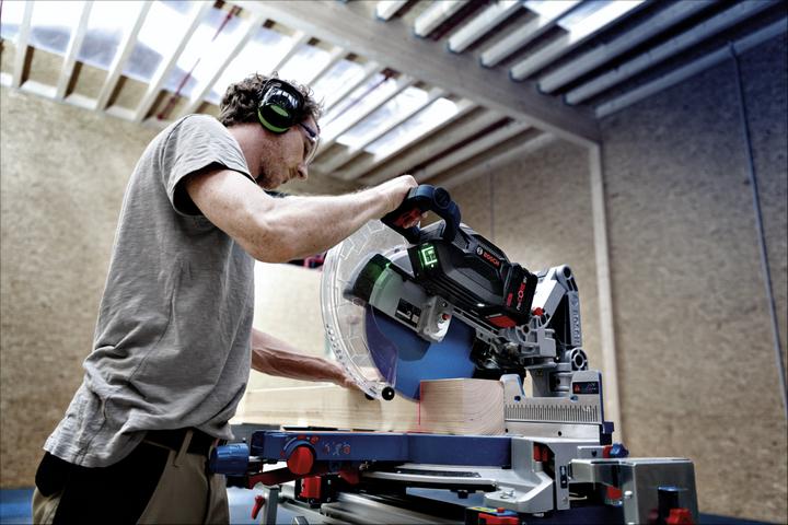 Actual product image Bosch Professional GCM18V-305 GDC