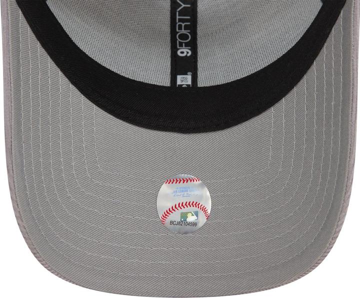 Actual product image New Era 9Forty Strapback Cap - Corduroy Patch New York Yankees