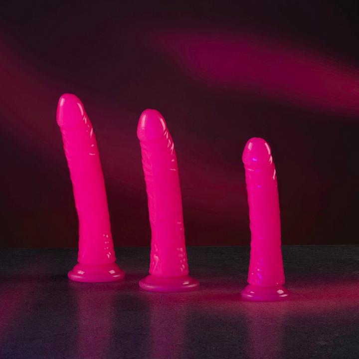 Image du produit RealRock Slim Dildo Suction Cup - GitD - 8" / 20 cm - Neon Pink